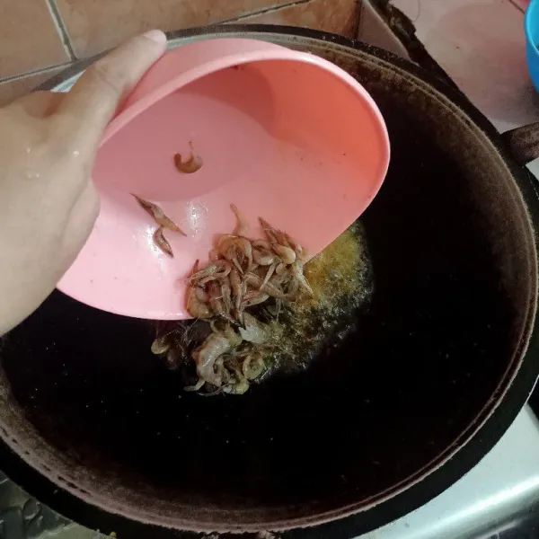 Bersihkan udang, buang bagian kepalanya dan goreng hingga warna berubah lalu angkat.