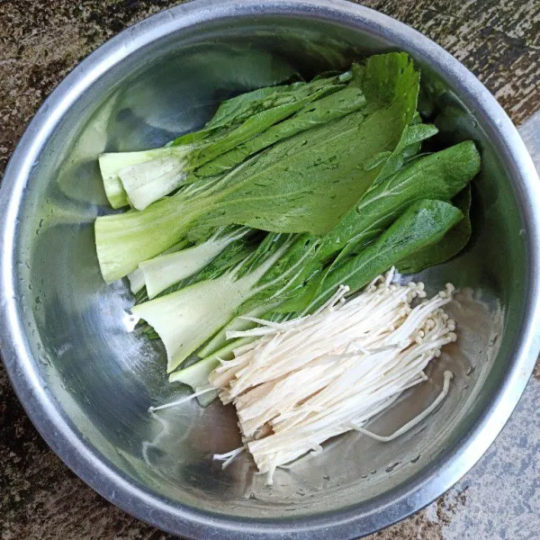 Cuci bersih sawi pokcoy dan jamur enoki.