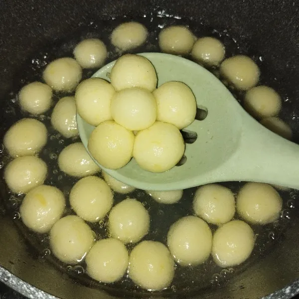 Rebus di dalam air yang dicampur sedikit minyak, angkat dan tiriskan.