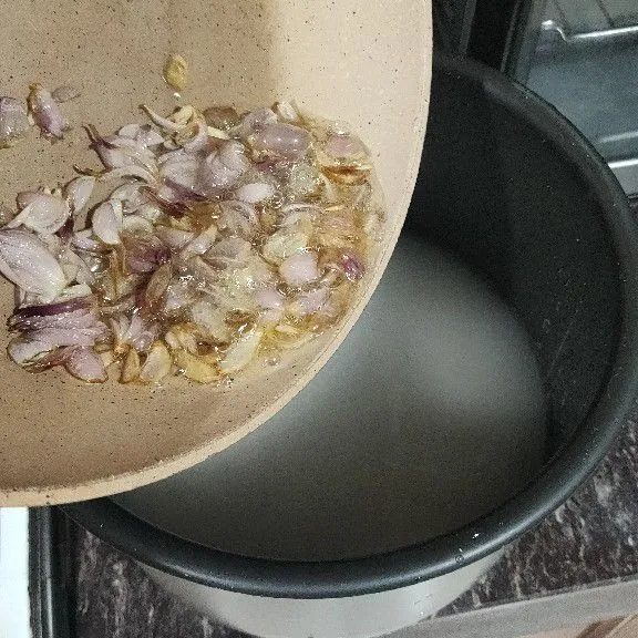 Masukan bawang ke dalam magic jar. Aduk rata lalu masukan air sesuai takaran masak nasi.
