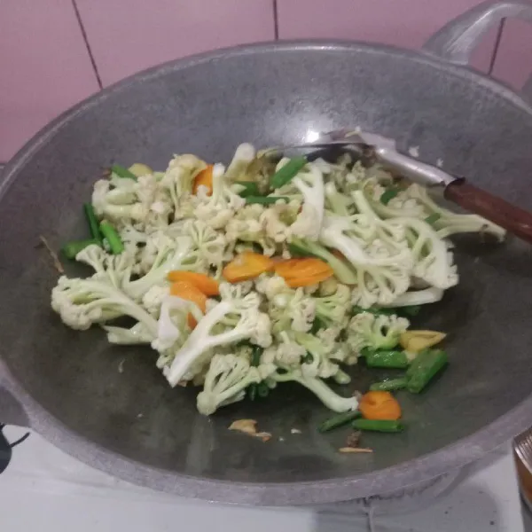 Masukkan semua bahan sayur, tambahkan air, masukkan garam, merica dan penyedap, masak sampai matang dan bumbu meresap, setelah matang angkat tuang ke piring saji dan siap disajikan.
