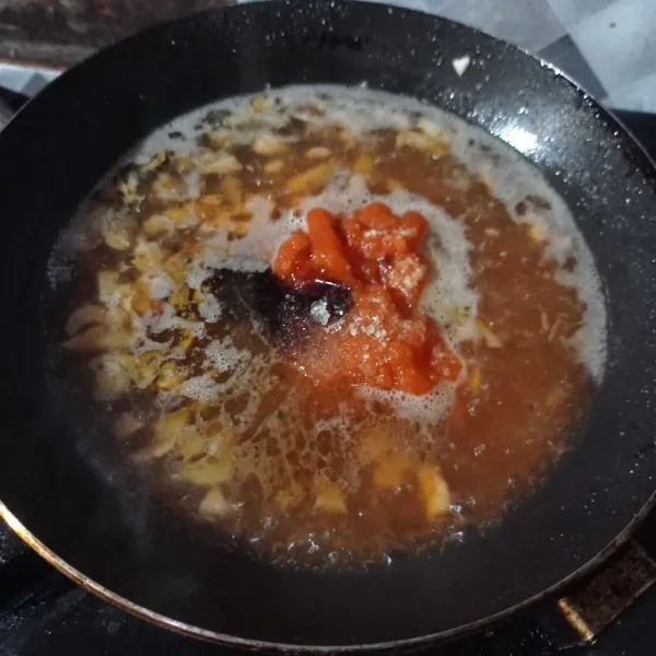 Buat saus, tumis bawang putih cincang sampai matang kemudian masukkan semua bahan saus, aduk rata.