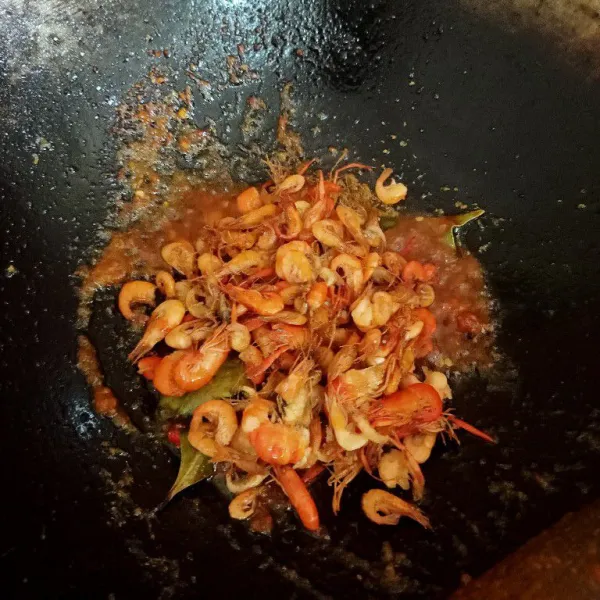Masukkan udang yang telah digoreng sebelumnya, aduk-aduk hingga merata.