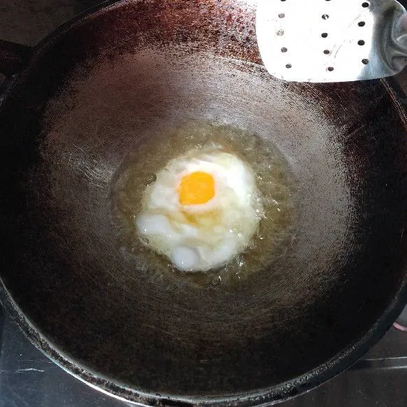 Goreng telur ceplok.