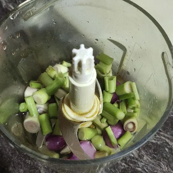 Haluskan serai, bawang merah, dan bawang putih dengan ditambahkan air