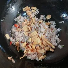 Koreksi rasa, tambahkan potongan telur dadar, aduk rata, siap dihidangkan.