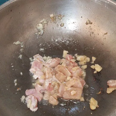 Tumis bawang putih yang sudah dihaluskan sampai harum, lalu masukkan daging ayam yang sudah dipotong-potong. Aduk-aduk sampai daging berubah warna.