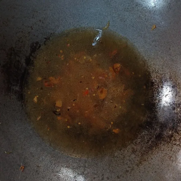 Masukkan air, masak hingga mendidih, masukkan kaldu jamur, gula pasir dan garam.