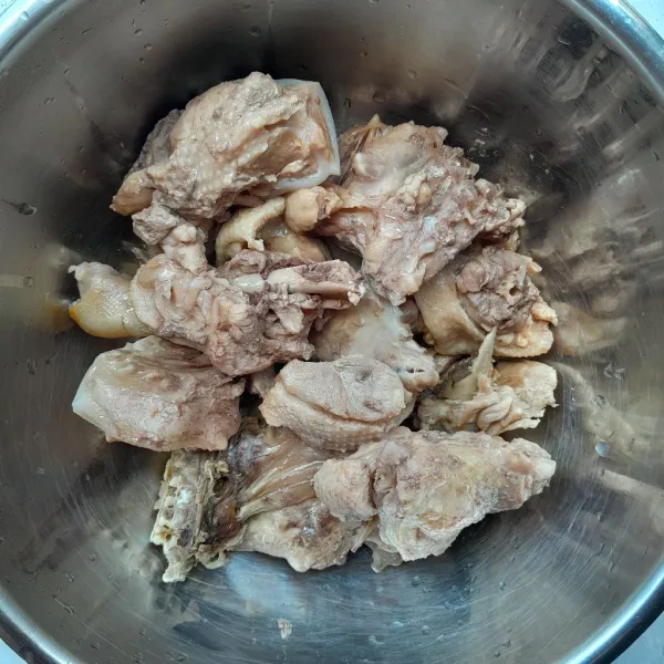 Cuci bersih daging bebek, lumuri dengan cuka, diamkan selama 15 menit. Bilas kembali hingga bersih. Kemudian masukkan daging bebek dalam wadah,tambahkan sedikit garam, aduk rata. Kukus daging bebek hingga empuk. Setelah empuk, angkat.