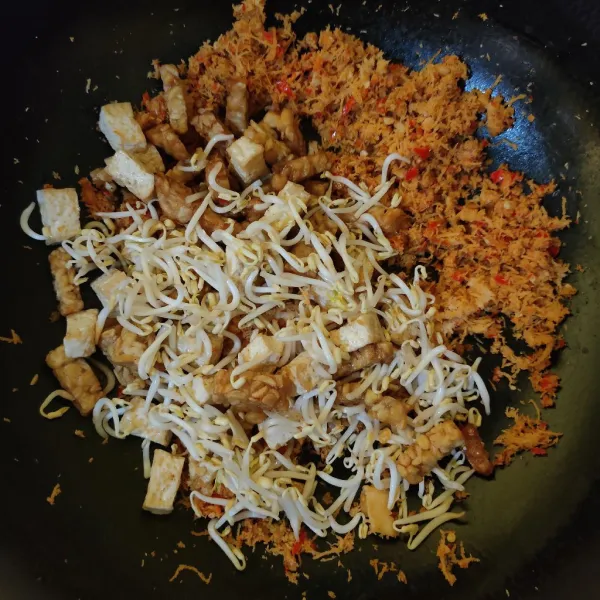 Masukkan tahu, tempe dan taoge, aduk rata.