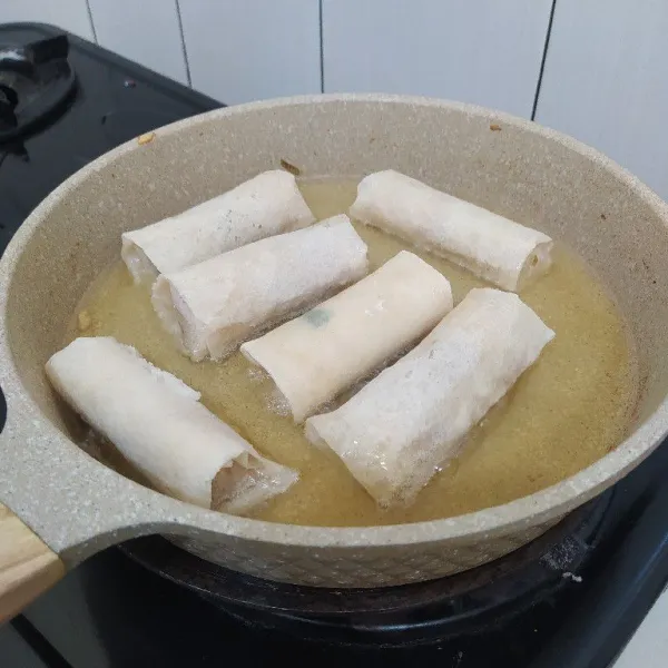 Panaskan minyak dalam wajan. Goreng lumpia hingga matang