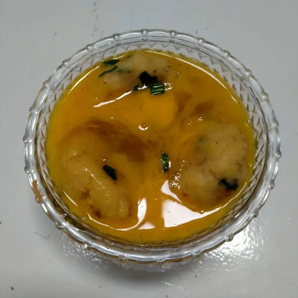 Kocok telur kemudian beri merica bubuk dan penyedap rasa balur kentang.