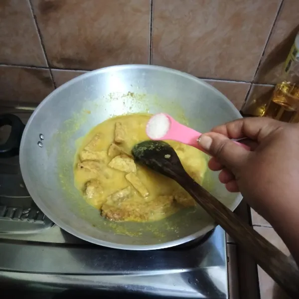 Beri garam, kaldu jamur dan gula pasir aduk rata.