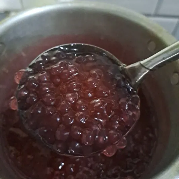 Mutiara yang sudah matang sempurna siap disajikan dengan kuah santan.
