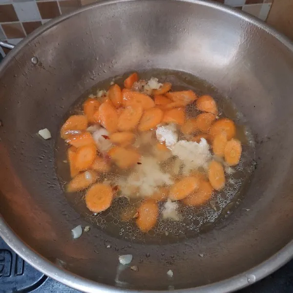 Tambahkan air secukupnya, lalu masukkan wortel terlebih dahulu masak wortel sampai empuk.