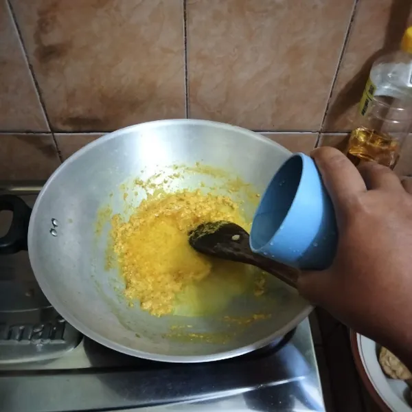 Kemudian tambahkan air.