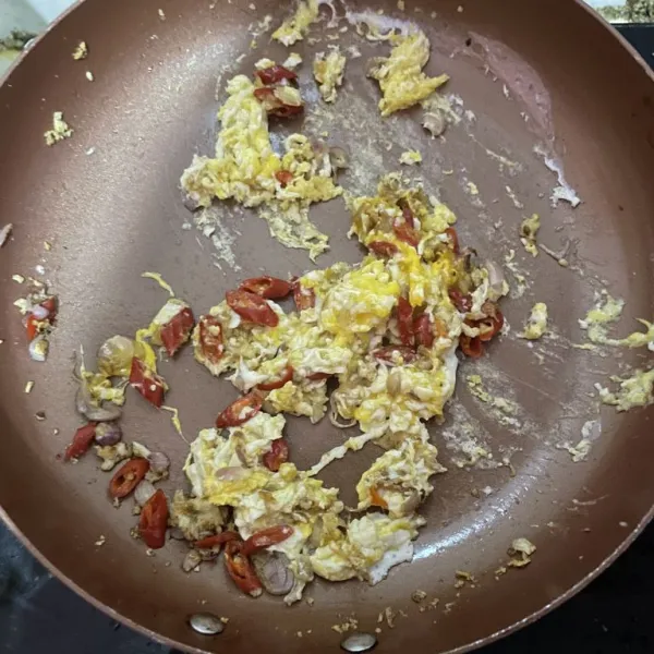 Tambahkan telur orak-arik, minyak ikan.