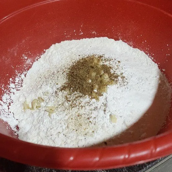 Campur terigu, tepung beras, ketumbar, garam, kaldu jamur, lada. Aduk rata.