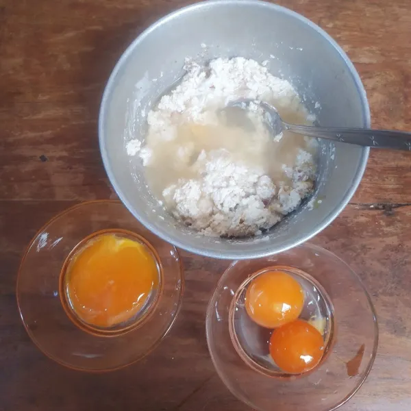 Pecahkan telur asin dengan hati-hati, masukkan bagian putihnya ke dalam adonan tahu, aduk rata. Sisihkan kuning telur.