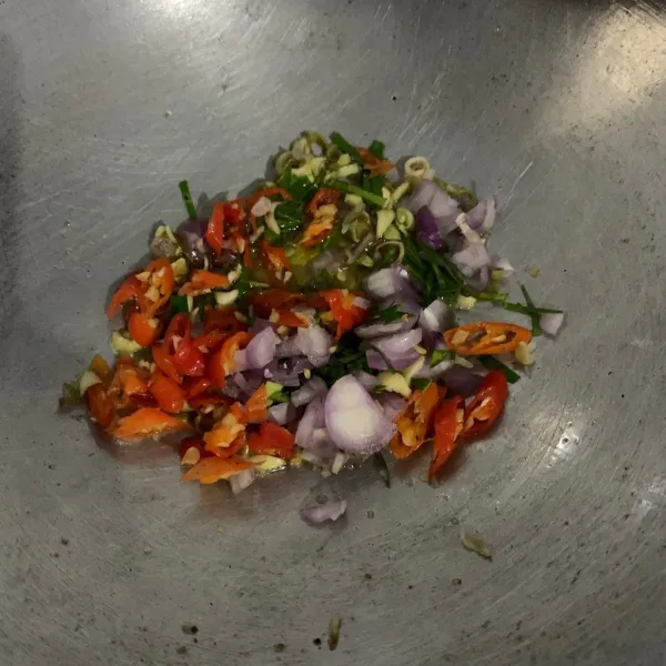 Tumis dengan sedikit minyak dan beri kaldu jamur.