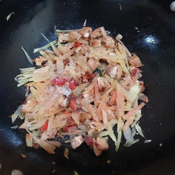 Beri garam, gula, kaldu jamur dan kecap manis. Aduk rata, koreksi rasa. Masak sebentar saja agar pepaya tetap renyah. Angkat dan hidangkan.