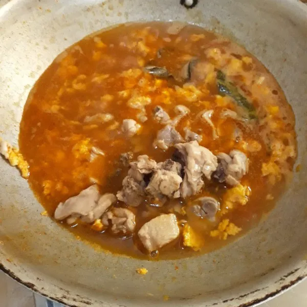 Masukkan krupuk aduk rata dan masak hingga krupuk lunak. Lalu tambahkan tetelan ayam yang sudah direbus. Masak hingga bumbu meresap.