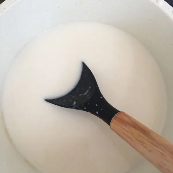 Tambahkan susu cair, gula, garam, dan vanila, kemudian aduk rata