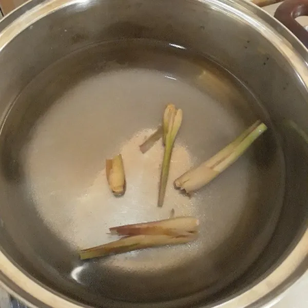 Dalam panci masukkan gula pasir, air, dan sereh. Nyalakan kompor lalu masak hingga mendidih. Matikan kompor dan tunggu hingga suhu ruang.