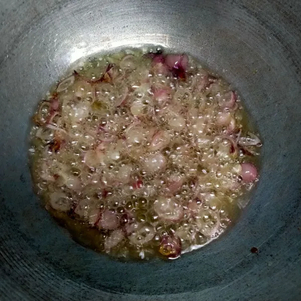 Goreng irisan bawang hingga kecoklatan kemudian sisihkan.