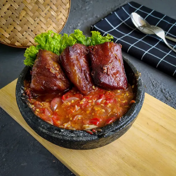 Ulek sambal dan sajikan bersama ikan pari/iwak pe