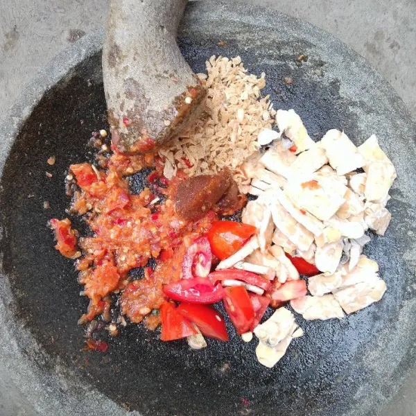 Ulek bawang dan cabe iris tomat dan tempe.