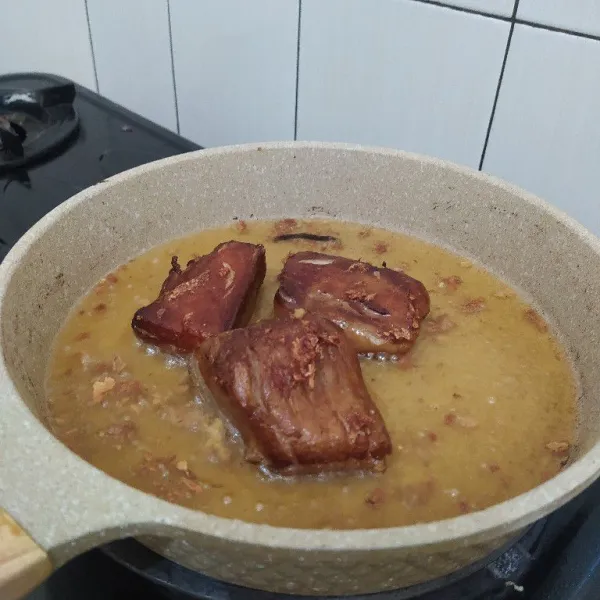 Goreng ikan hingga matang
