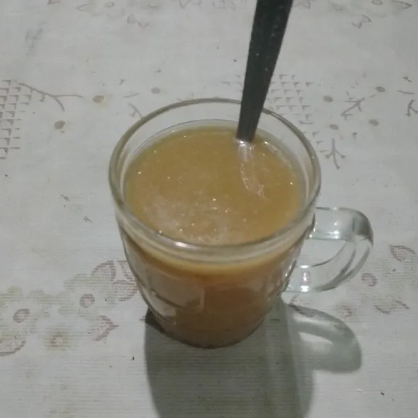 Tambahkan susu kental manis dan susu cair. Aduk hingga tercampur rata. Siap dinikmati.