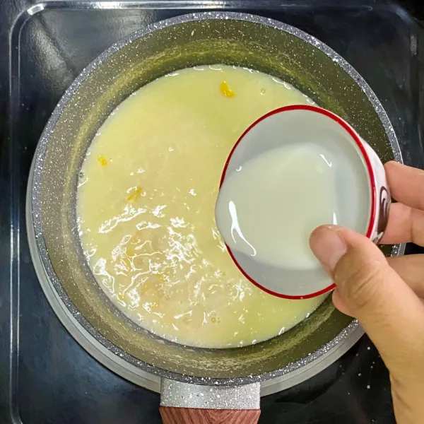 Tambahkan tepung maizena yang telah dilarutkan dengan air