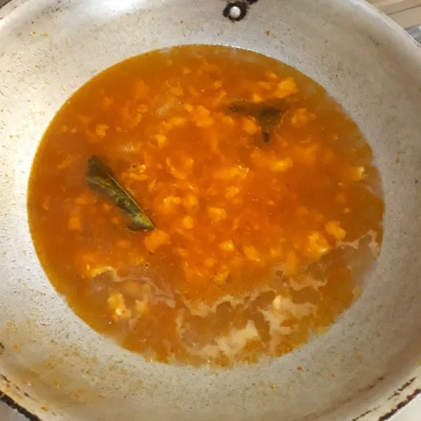 Tambahkan air, garam, penyedap rasa, dan gula pasir. Aduk rata dan koreksi rasa.