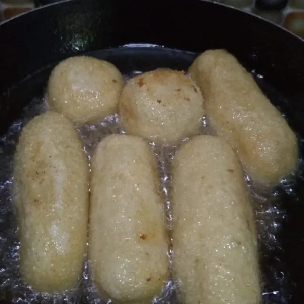 Panaskan minyak goreng pempek hingga matang kemudian potong-potong tata di piring saji, tambahkan kuah cuko yang sudah di masak dan disaring sajikan dengan tambahan irisan timun.