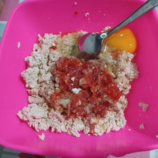Campurkan tahu dengan bumbu, tambahkan telur.