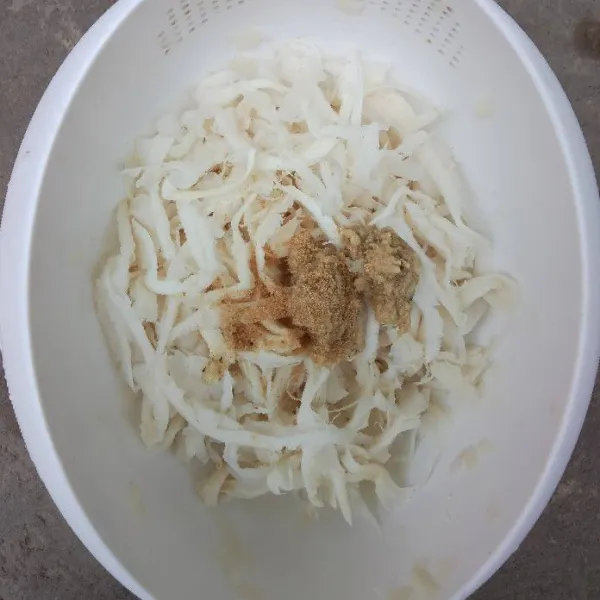 Masukan bumbu ke jamur tambahan kaldu bubuk aduk hingga merata.