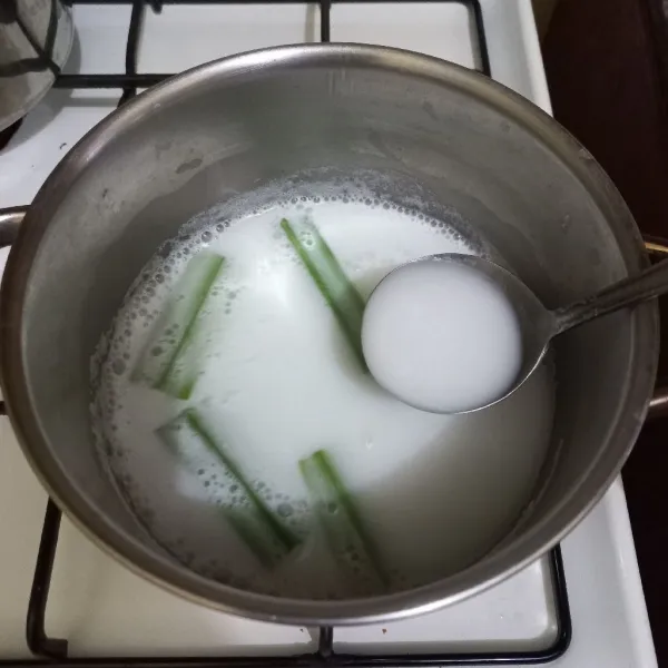Didihkan air pada panci bersama daun pandan, garam dan santan kental.