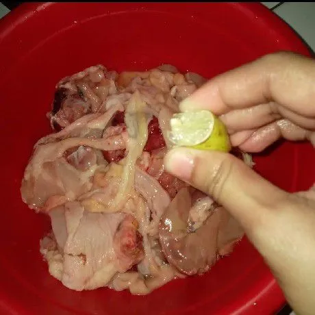Marinasi ayam dan beri perasaan jeruk nipis.