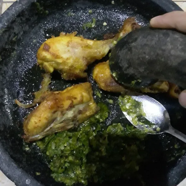 Penyet ayam di atas sambal hijau lalu sajikan.