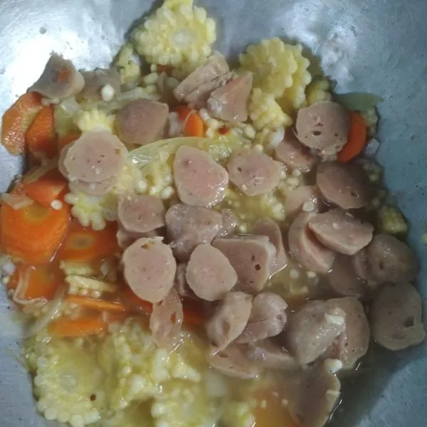 Tambahkan potongan baksp, bumbui dengan saos tiram, kecap ikan, kecap manis, lada, gula dan garam. Aduk hingga tercampur rata dan jangan lupa koreksi rasa, kemudian kentalkan dengan larutan maizena. Aduk rata, matikan api.
