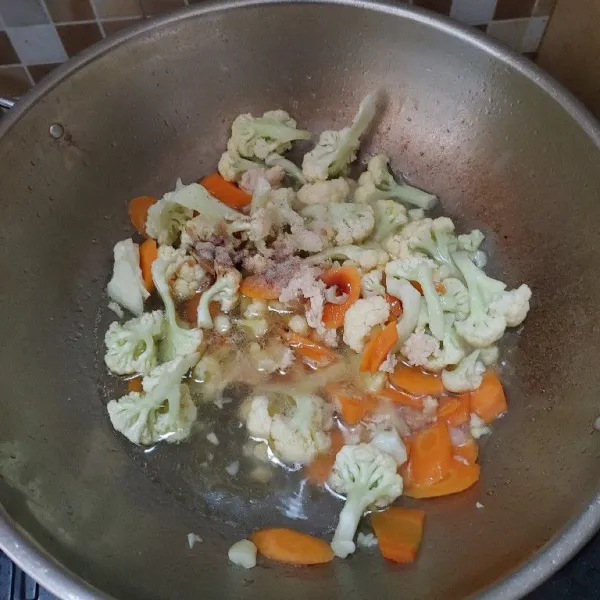 Kemudian masukkan brukol aduk sebentar lalu beri bumbu garam, kaldu jamur, gula dan saos tiram aduk sampai bumbu meresap.