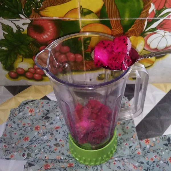 Siapkan blender, masukkan buah naga ke dalamnya.