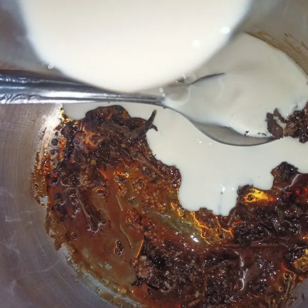 Setelah gula larut, tuangkan susu evaporasi ke dalam panci