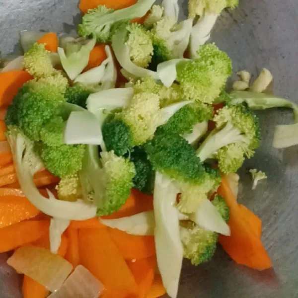 Masukkan brokoli lalu aduk.