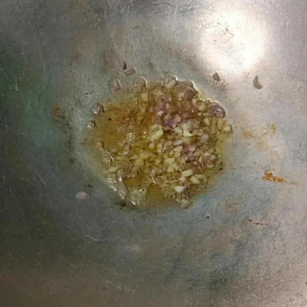 Panaskan minyak lalu tumis bawang merah dan dan bawang putih hingga harum.