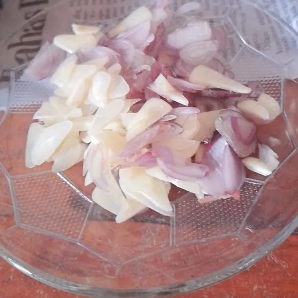 Iris bawang merah dan bawang putih.