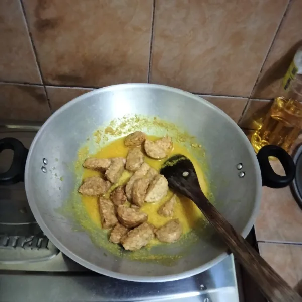 Masukkan tempe yang sudah di goreng tadi.