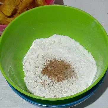 Campurkan tepung terigu, garam, kaldu, dan lada, kemudian aduk rata